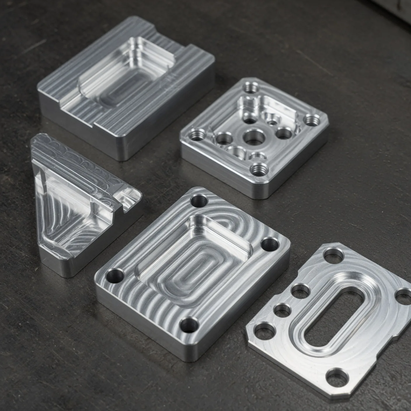 Präzise spanend bearbeitete Metallteile mit Metallspänen